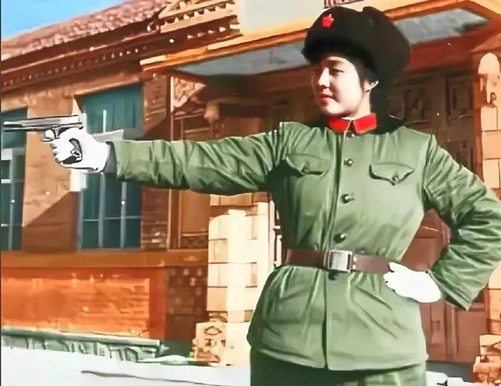 80年代,一个英姿飒爽的女兵手拿五四式手枪的留影.