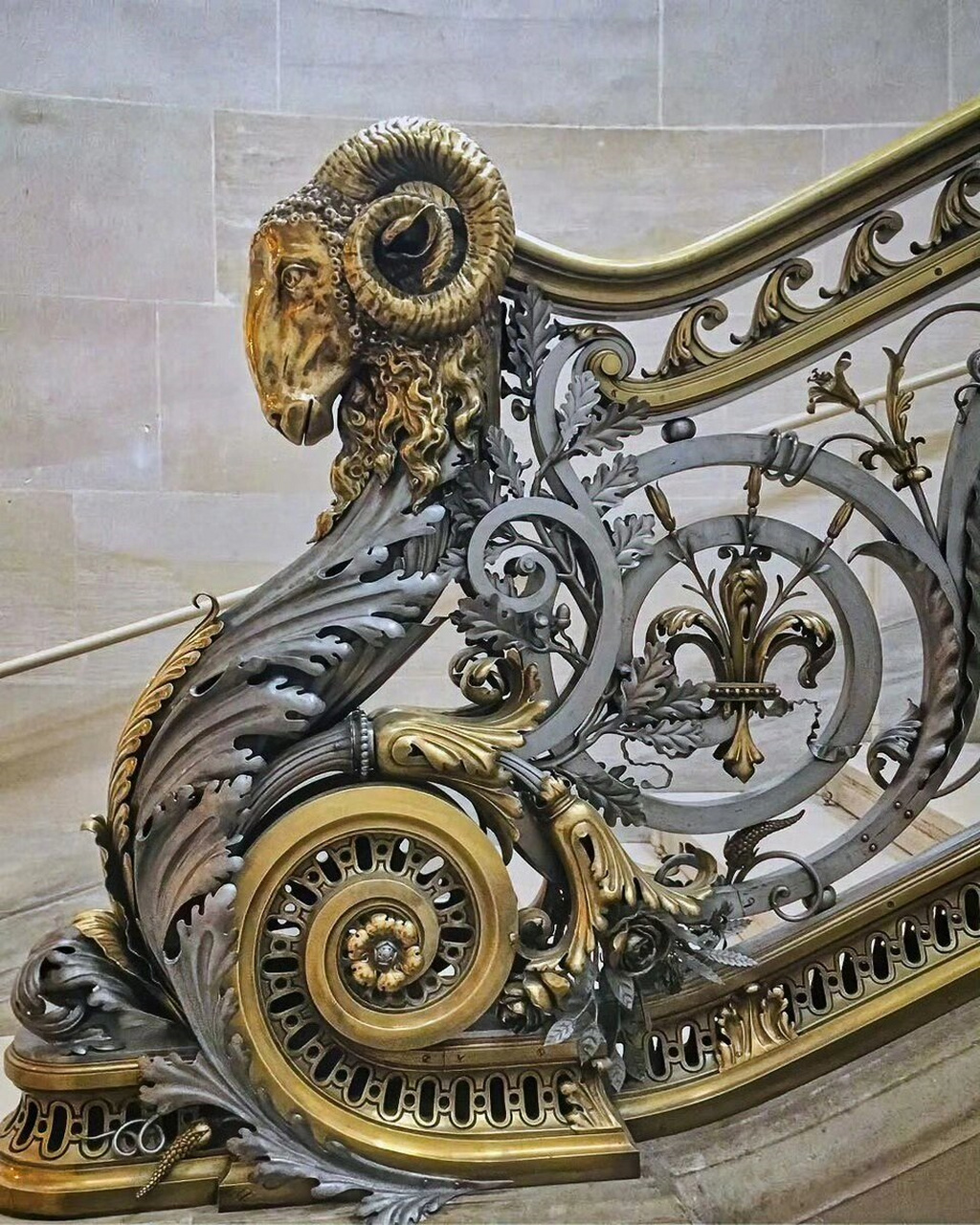 "茛苕纹样":独特纹样  acanthus(希腊语:Ακανθοs)纹样是古希腊