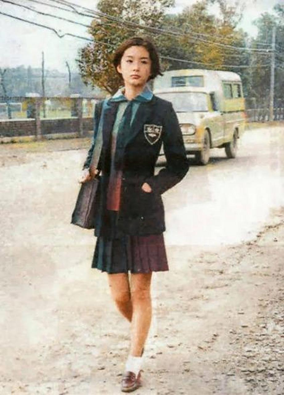 1972年,18岁的林青霞毕业于台湾金陵女中,这是她当时的一张毕业照