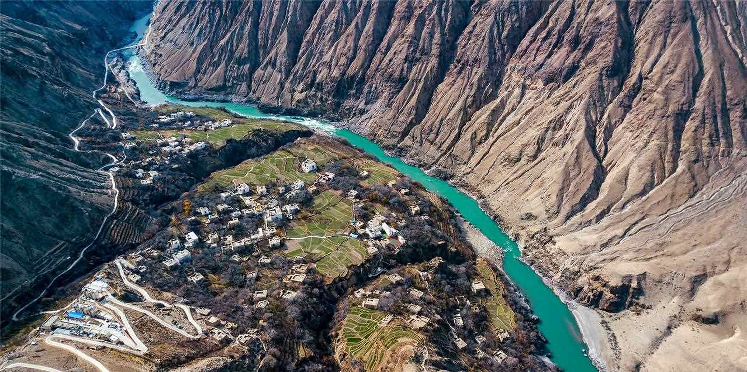 东坝民居位于西藏昌都左贡县怒江峡谷沿岸东坝乡,距左贡县城90公里,是