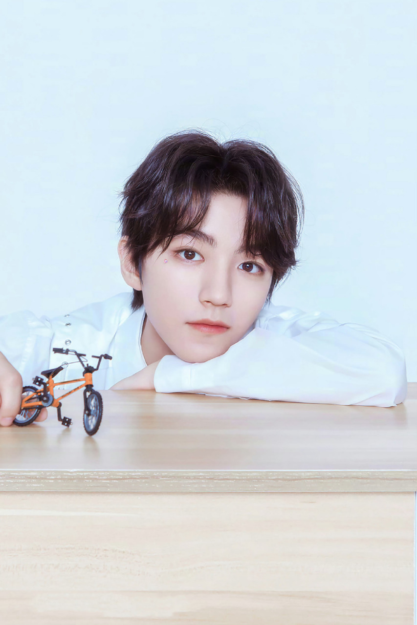 王俊凯古偶# 盘点王俊凯的那些宿命感照片,实在不要太迷人!