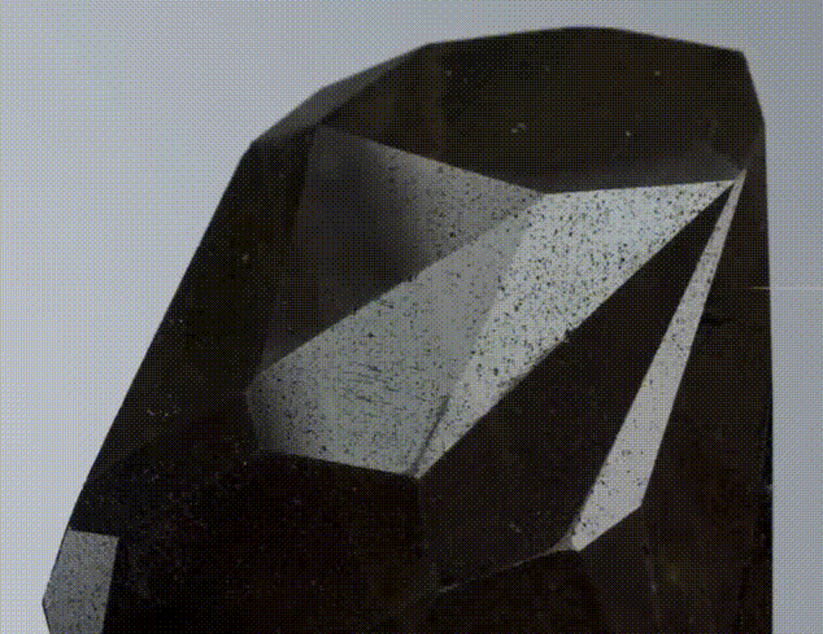 一颗名字叫"谜"的黑色钻石亮相迪拜 一颗名字叫"谜"的黑色钻石亮相