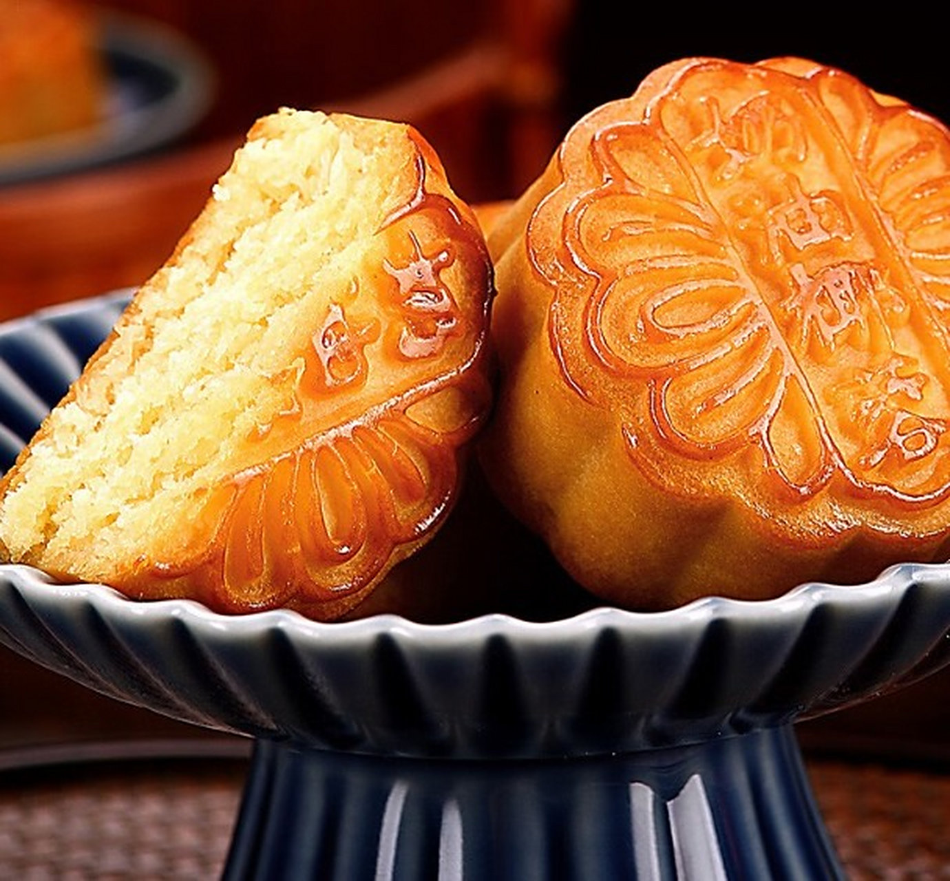 京式月饼是一种传统的中国月饼,其历史可以追溯到唐朝.它以其独特的口