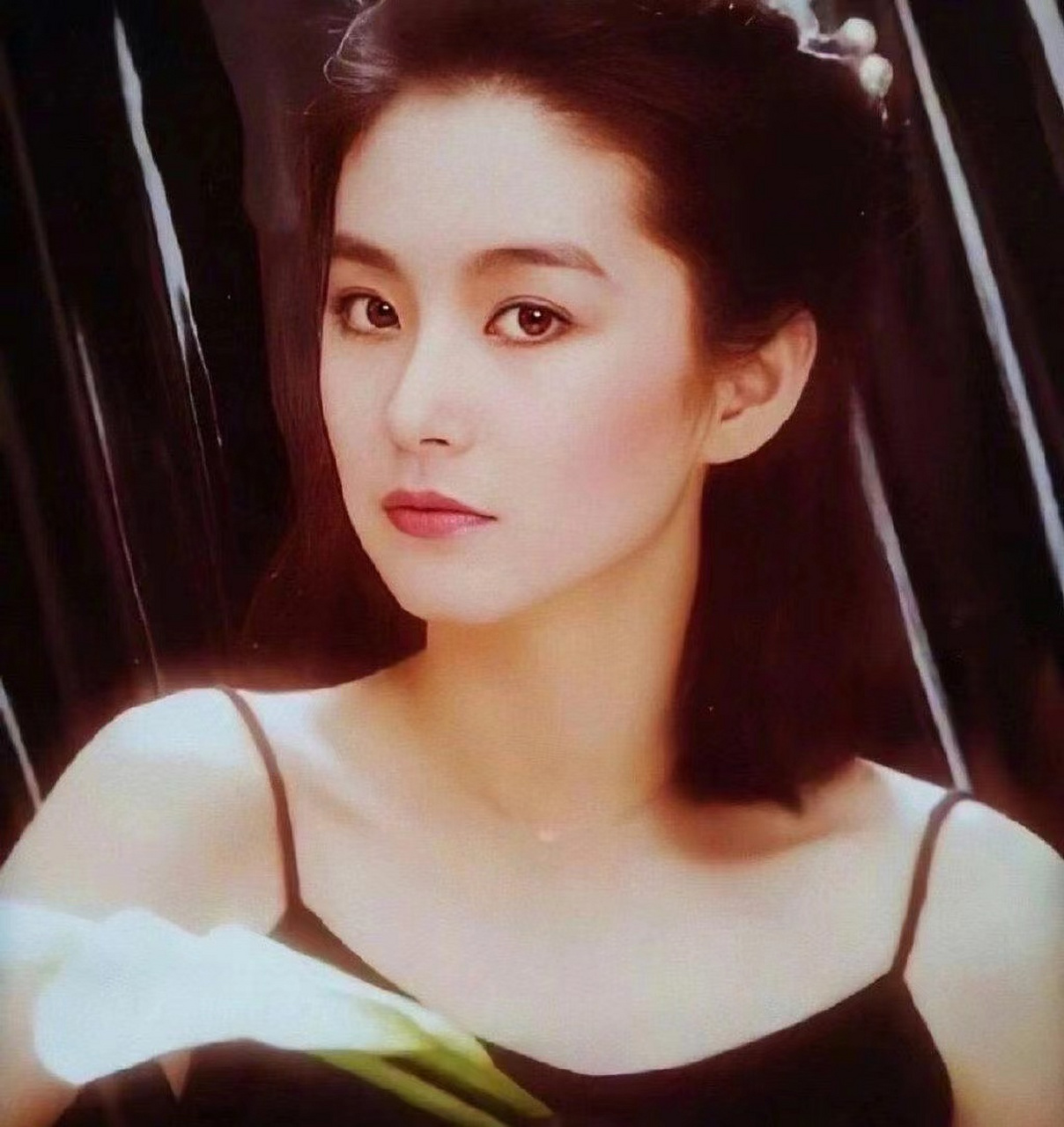 真正倾国倾城的大美女林青霞,女神一定知道自己很漂亮,所以从年轻的