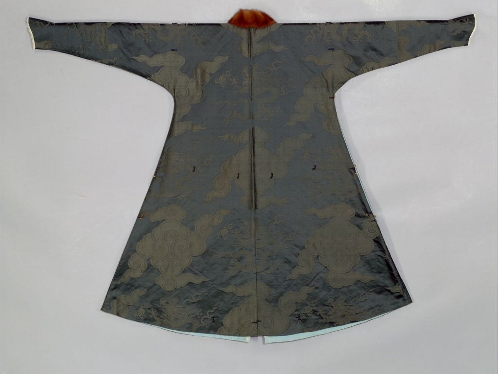 油绿色云龙暗花缎绵行服袍,清康熙,身长139厘米,两袖通长196厘米,袍