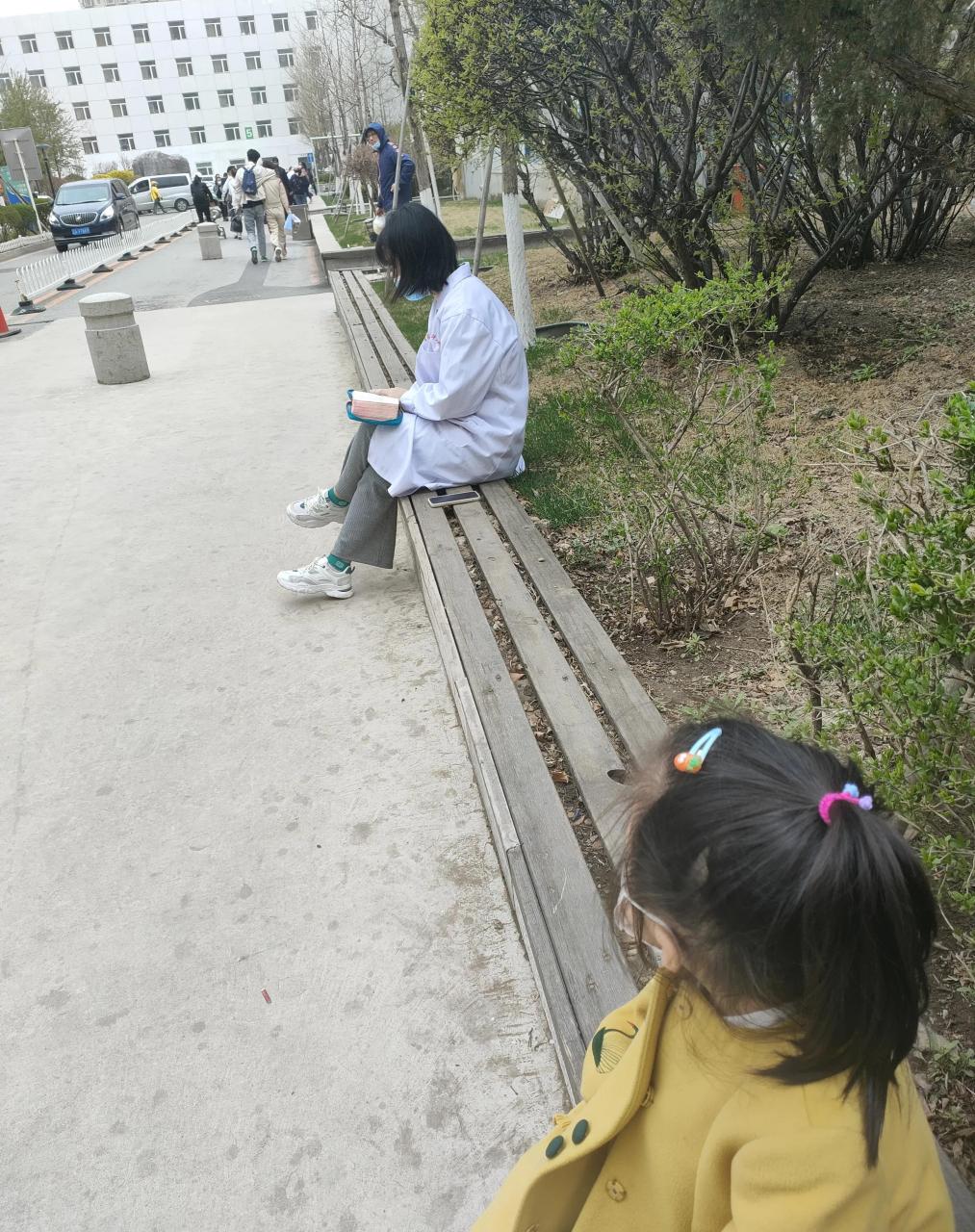 沈阳盛京医院一角 今天风沙满天,不得已带孩子去医院,出来看见一位穿