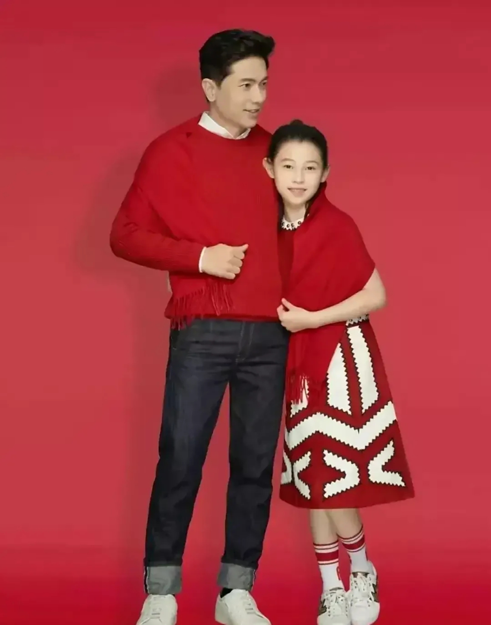 女儿brenda(李韵迪)一袭红色拼白色几何图案的连衣裙亮相,无袖设计和