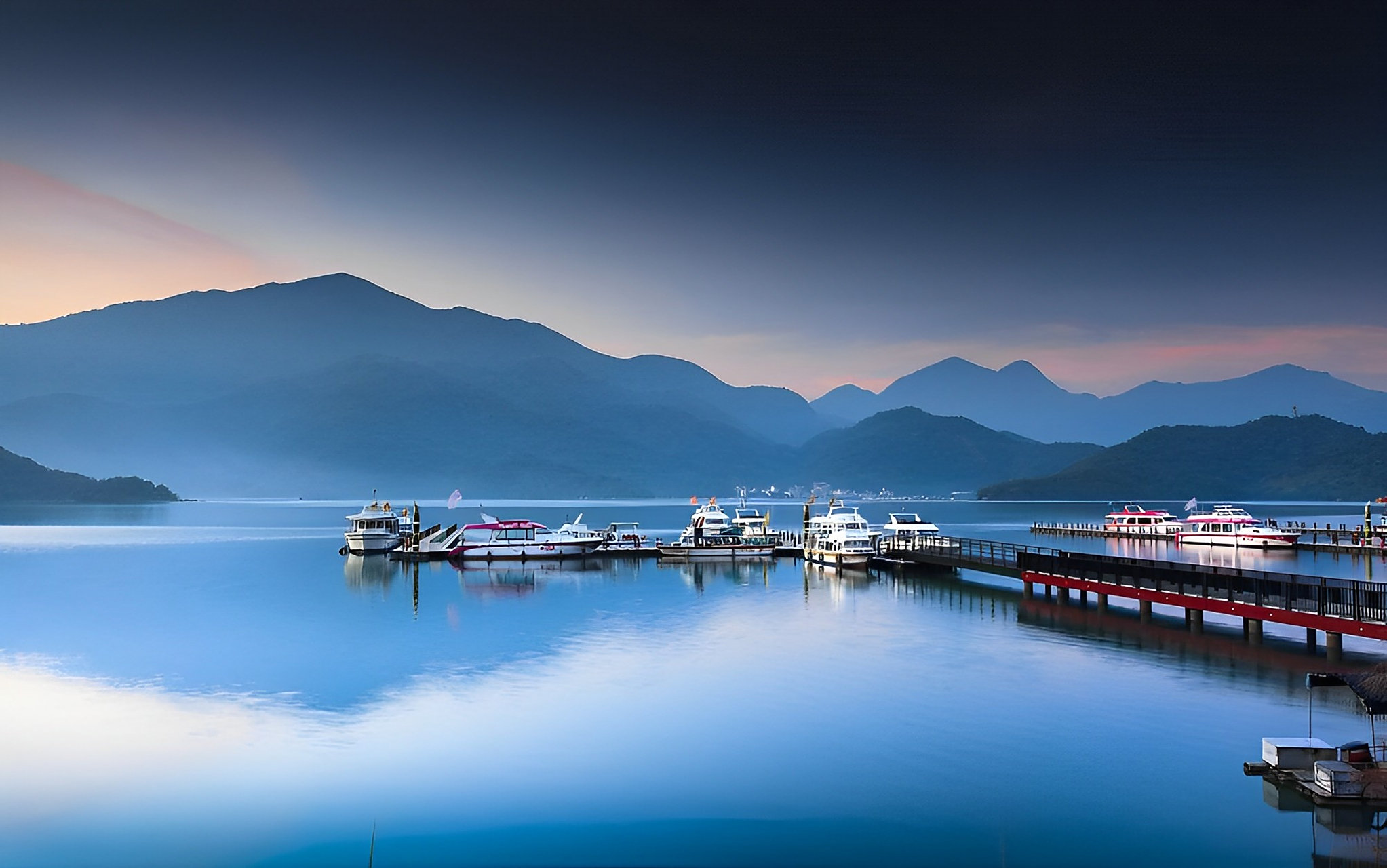 日月潭位于中国台湾省阿里山以北,能高山之南的南投县鱼池乡水社村,湖