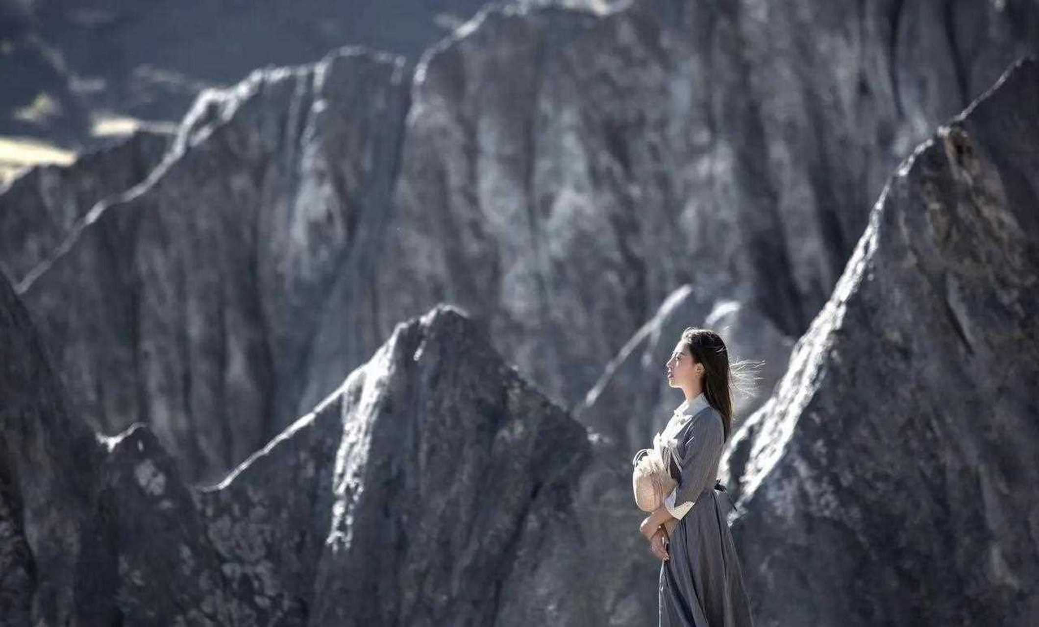 刀劈斧削之势的陡峭崖壁,随地生长的嶙峋怪石,给墨石公园戴上了一层