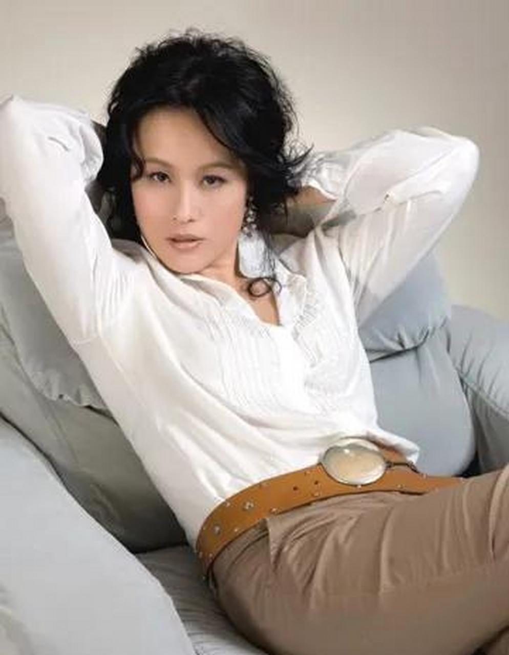 邬君梅:知性优雅,女王范十足