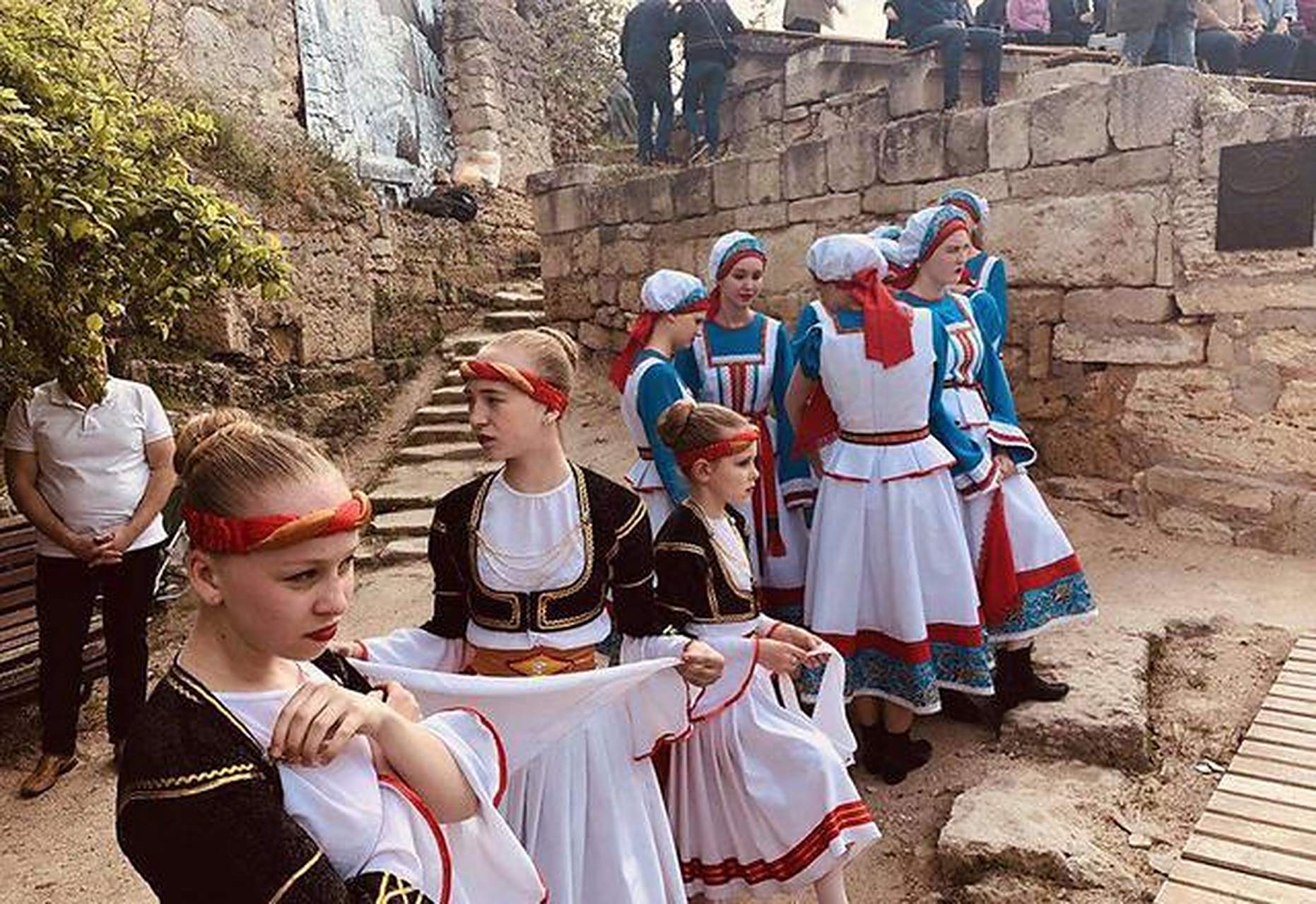 乌克兰克里米亚半岛人口近200万,由俄罗斯人,乌克兰人和鞑靼人组成.