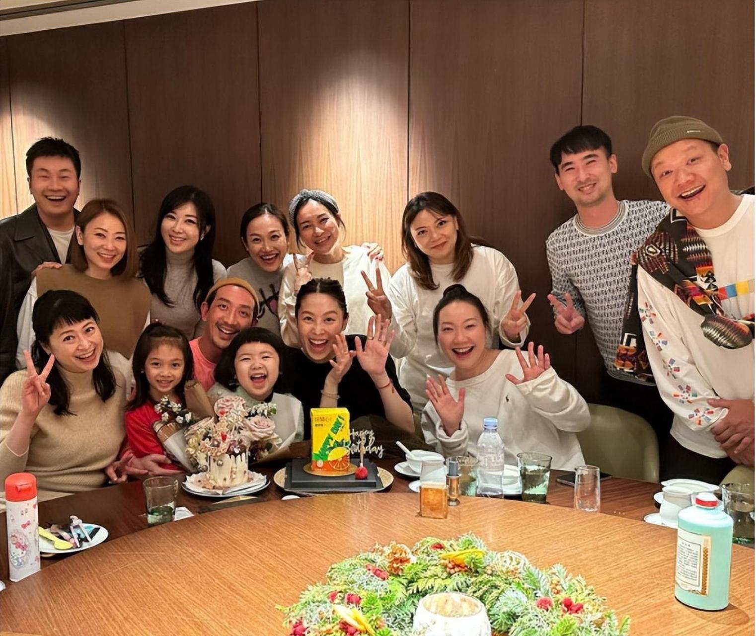 据港媒报道,李灿森为了给爱妻梁志莹庆祝41岁生日,特意举办了一场派对
