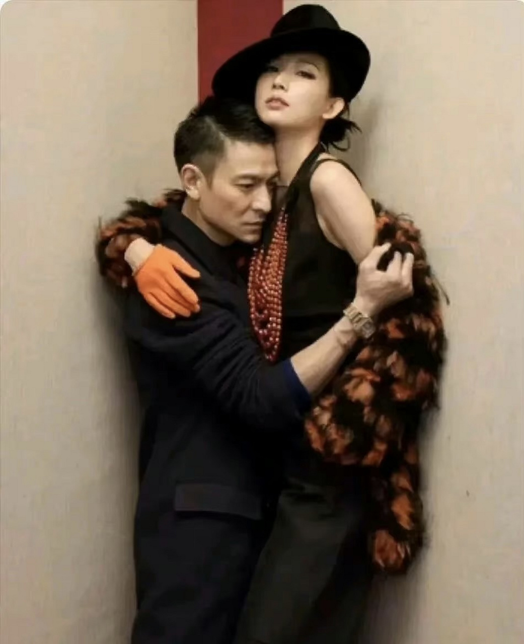 刘德华,抱着的是谁?