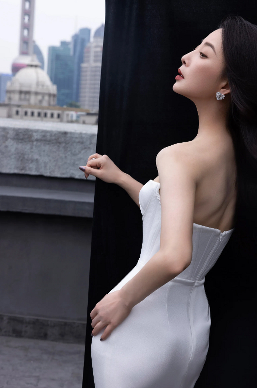 这套白色裙装剪裁有体,再加上殷桃的好身材,看着不禁让人