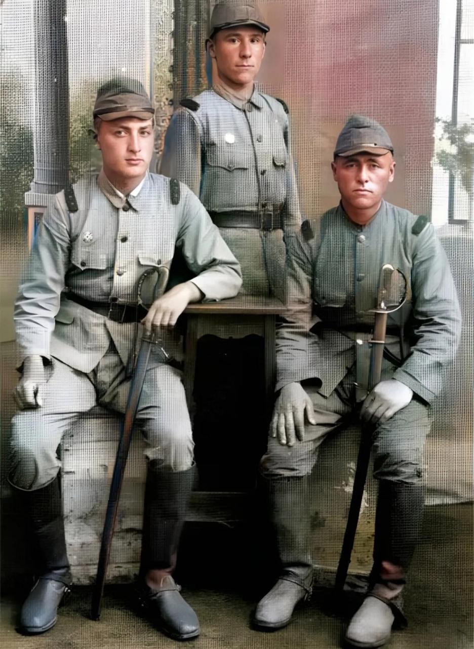 这三名身穿日本军服,手持日本军刀的关东军士兵,长着苏联人的面孔.