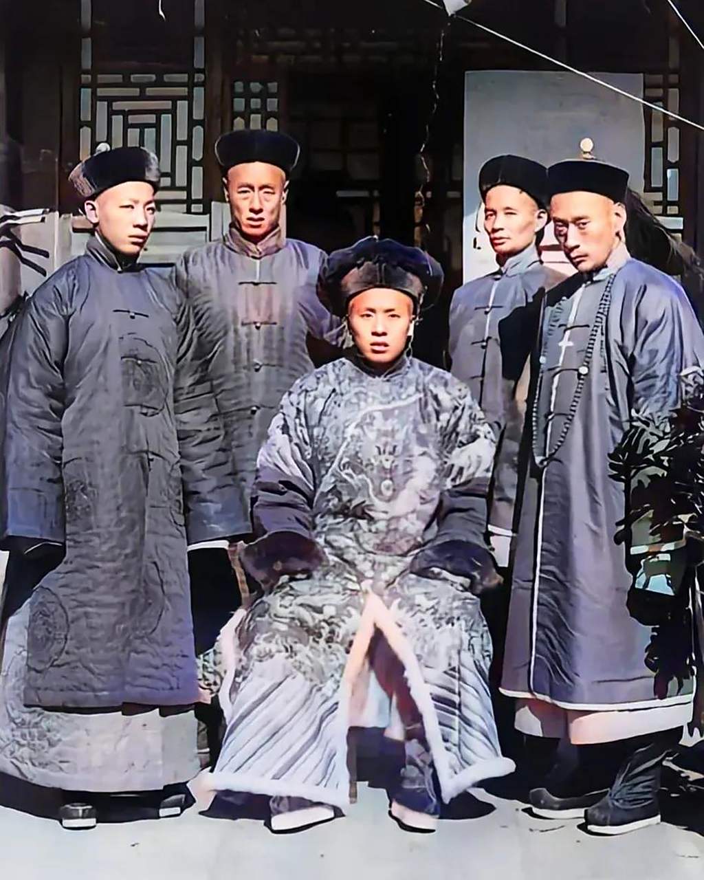 这张照片拍摄的地点是肃亲王府,从他的服饰上可以看出,他至少是贝勒