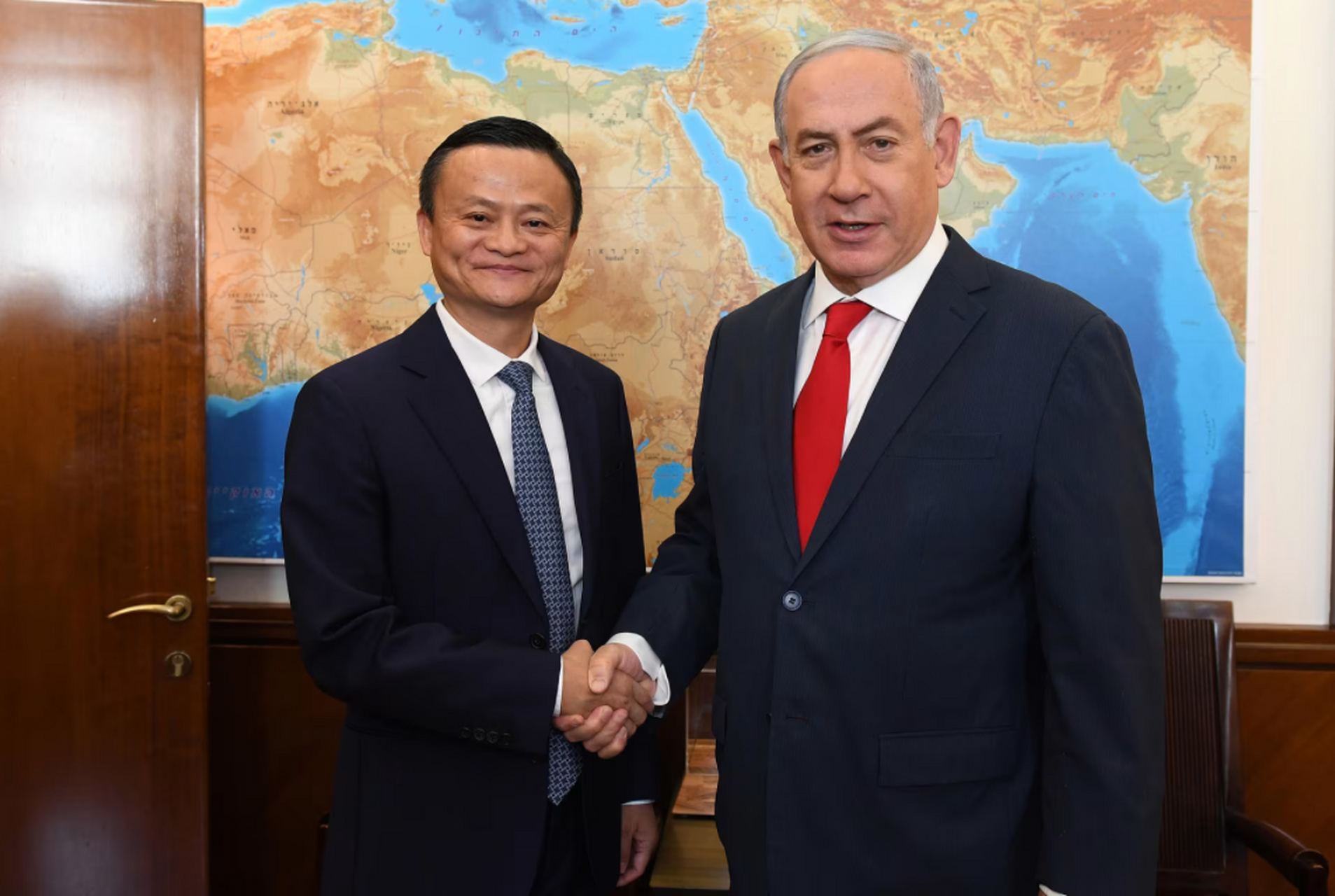 以色列,内塔尼亚胡老照片:在耶路撒冷办公室,会见马云.谈话合影.