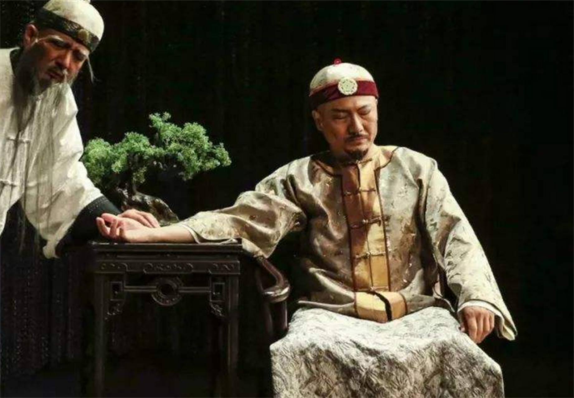 1882年,胡雪岩开始囤积生丝,打算垄断生丝市场,从而控制生丝价格,等到