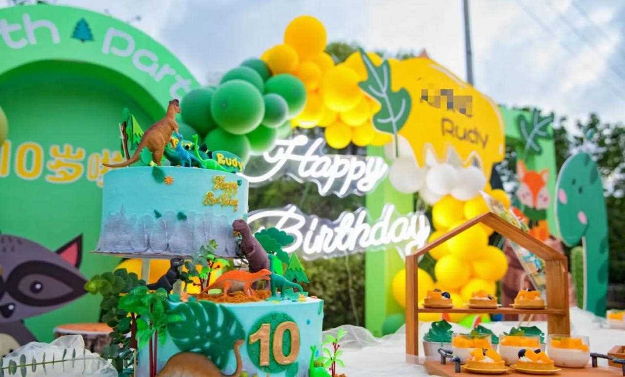 在吹落叶 在刮小风 在下小雨 在等跨年的小红花和新年的烟花.