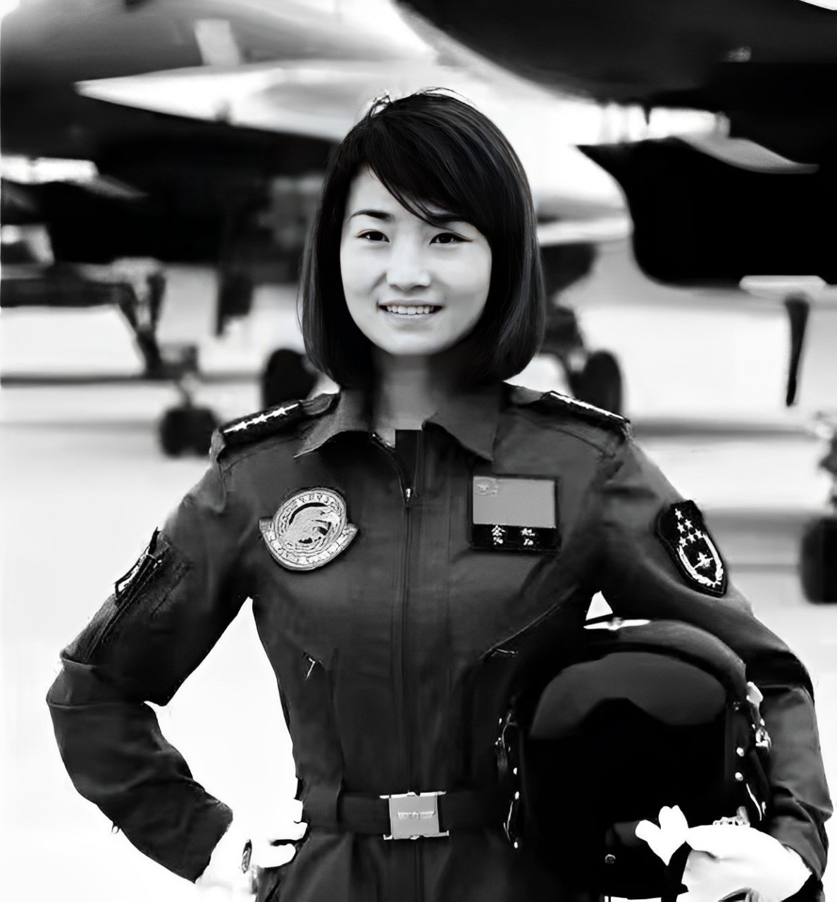 余旭,代号金孔雀,是中国首批战斗机女飞行员之一,也是歼