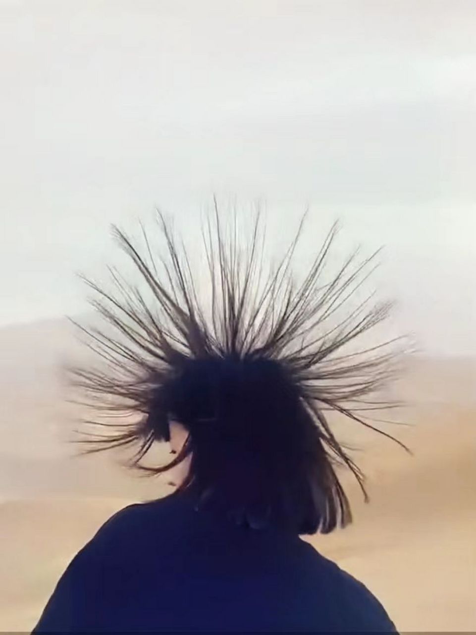 8月15日,在新疆吐鲁番沙漠,女游客的长头发全部炸毛了,专家说这是雷击