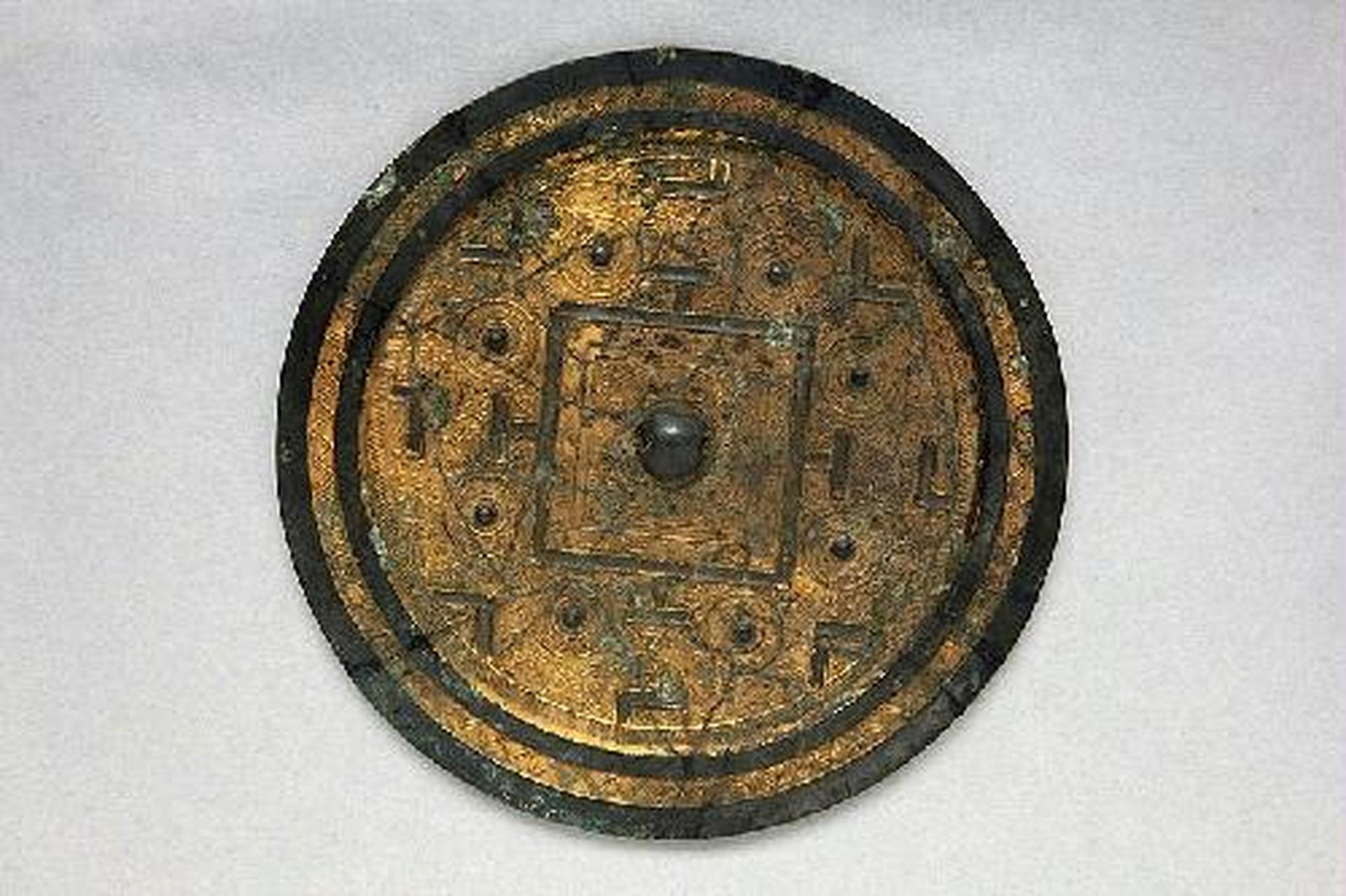 图一:东汉鎏金博局纹铜镜 图二:东汉禽兽纹铜扁壶 图三:东汉青铜