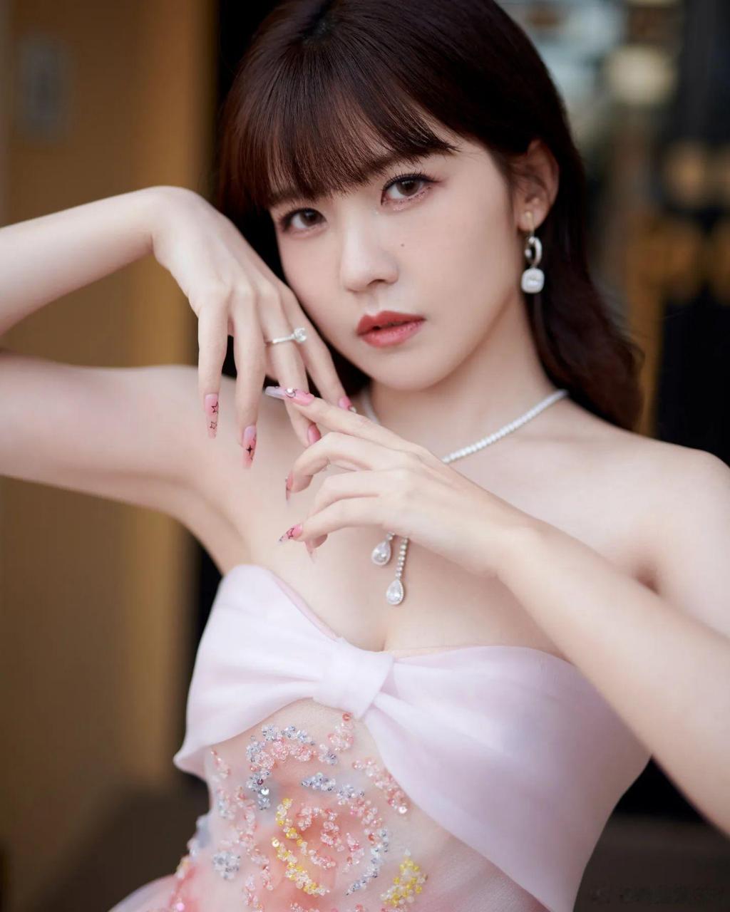 赖美云# 春日樱花抹胸裙,温柔又甜美!