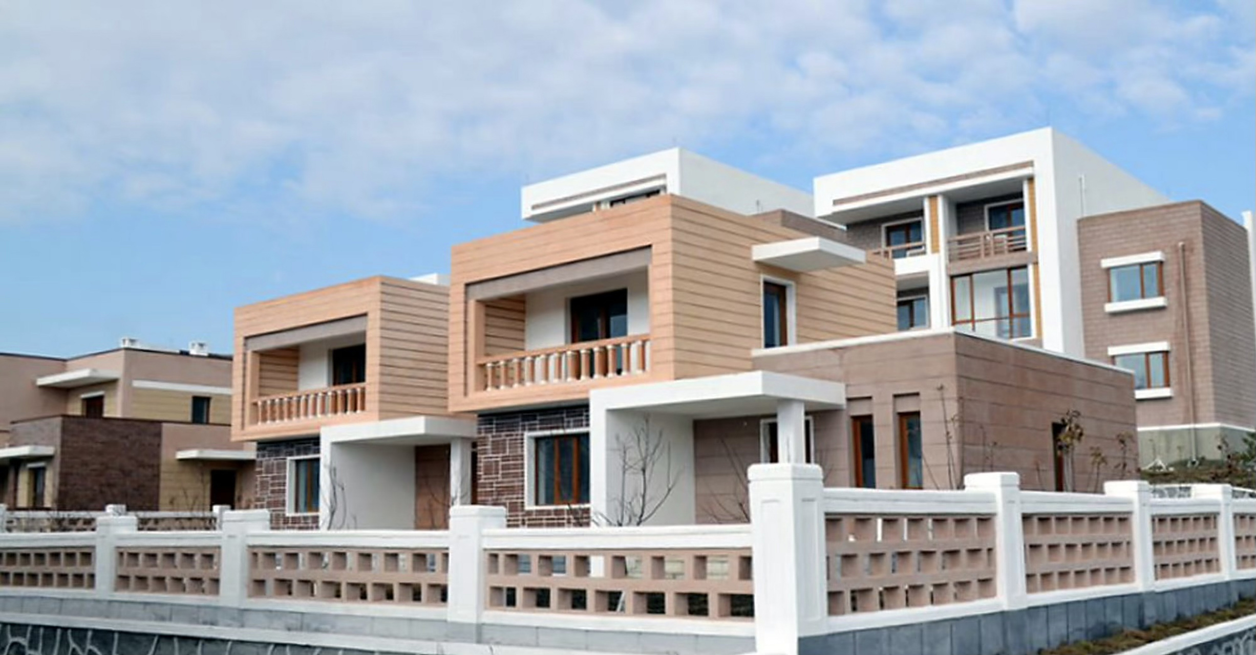 其中有趣的是这大部分都是农村的新住宅.朝鲜今年也致力于振兴农村.