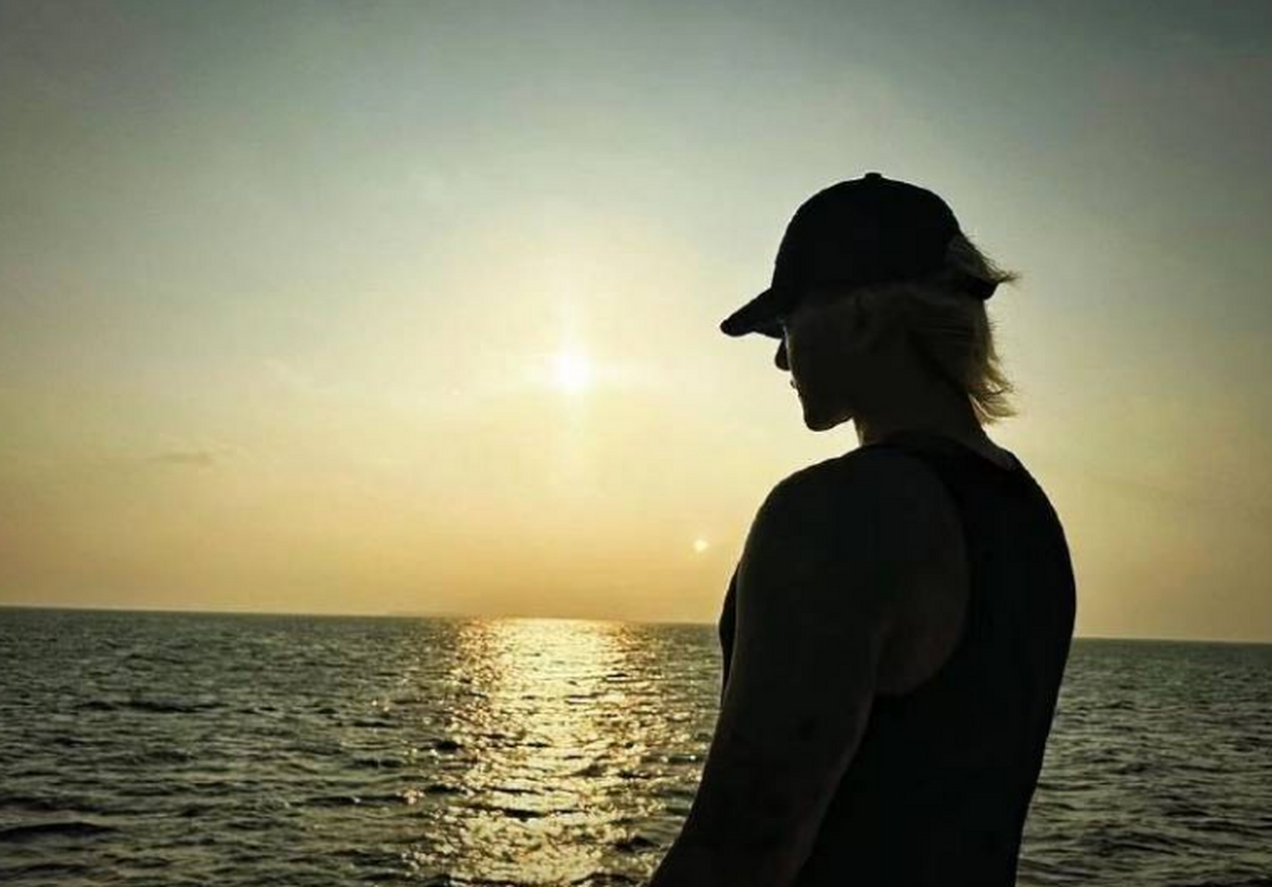 黄子韬度假照大方晒胸毛