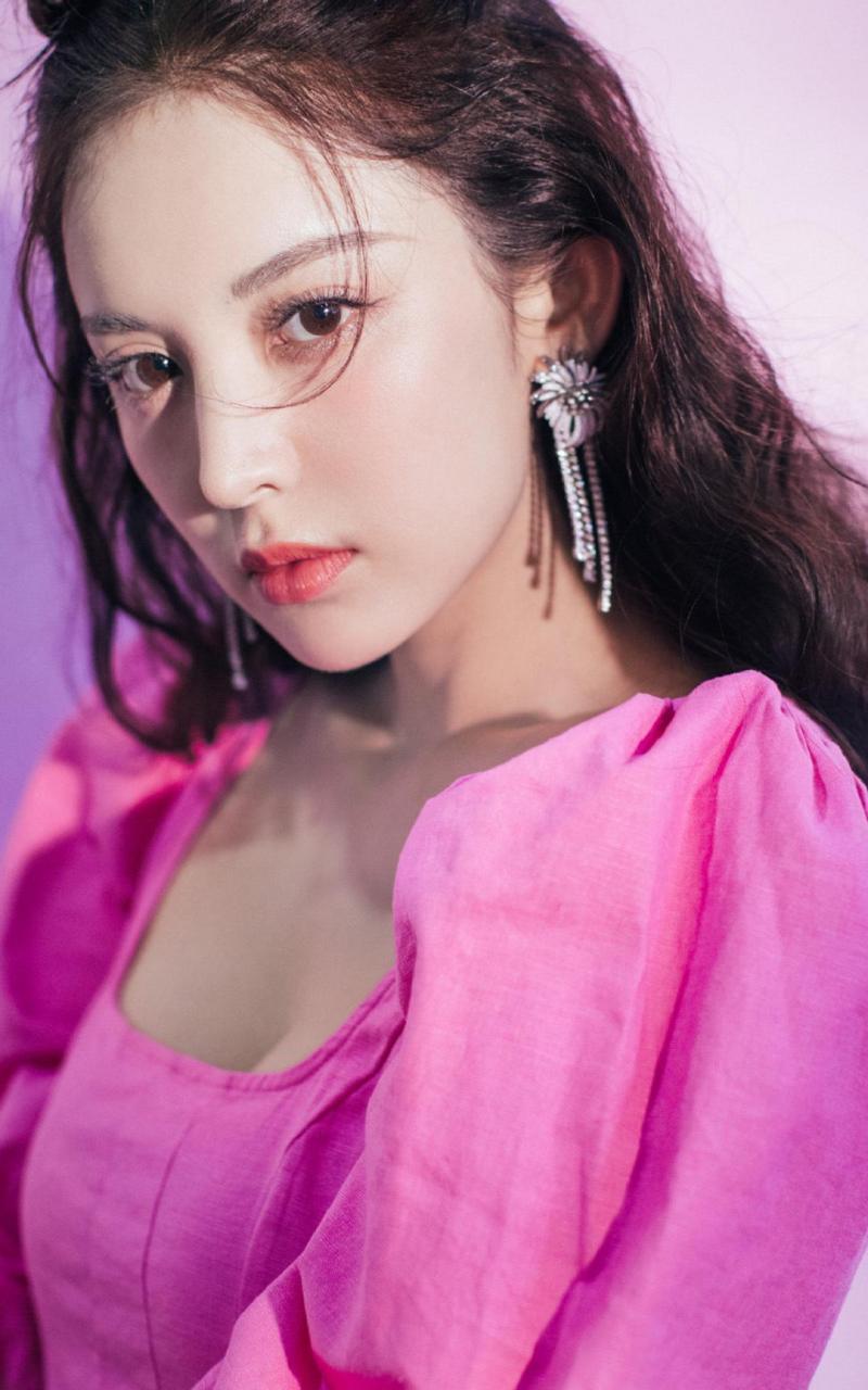 古力娜扎性感粉裙写真手机壁纸