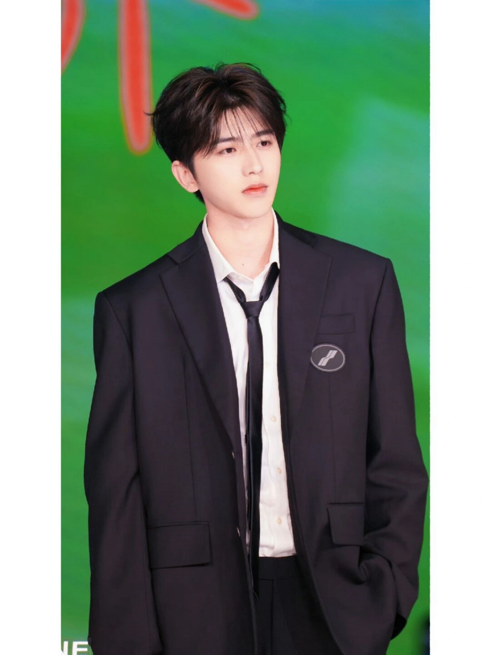 拯救内娱的脸蛋  上wb主页刷到一组蔡徐坤活动图 只能说巨c这张脸这个