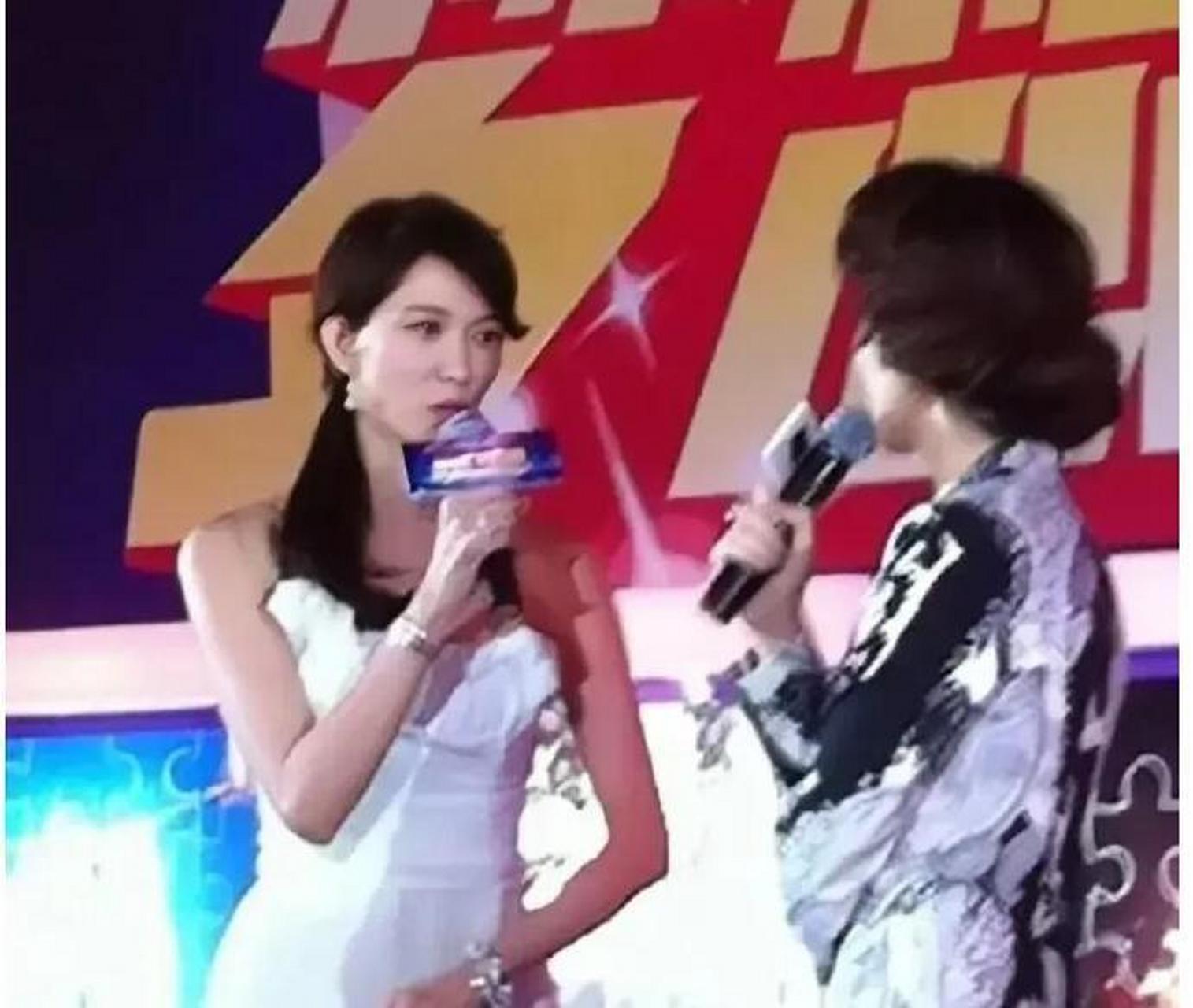 董卿与林志玲同框,差距一目了然,董卿更显端庄大气,林志玲特别小鸟依