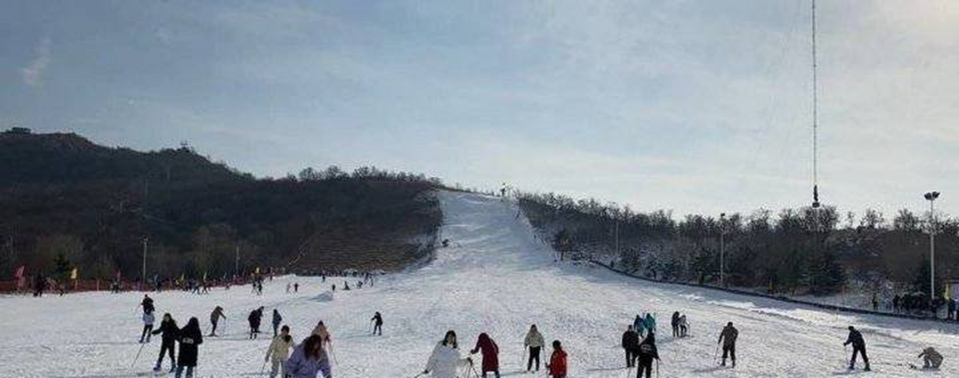 徂徕山滑雪场集户外滑雪,观光旅游,休闲度假,儿童戏雪为一体,配有滑雪