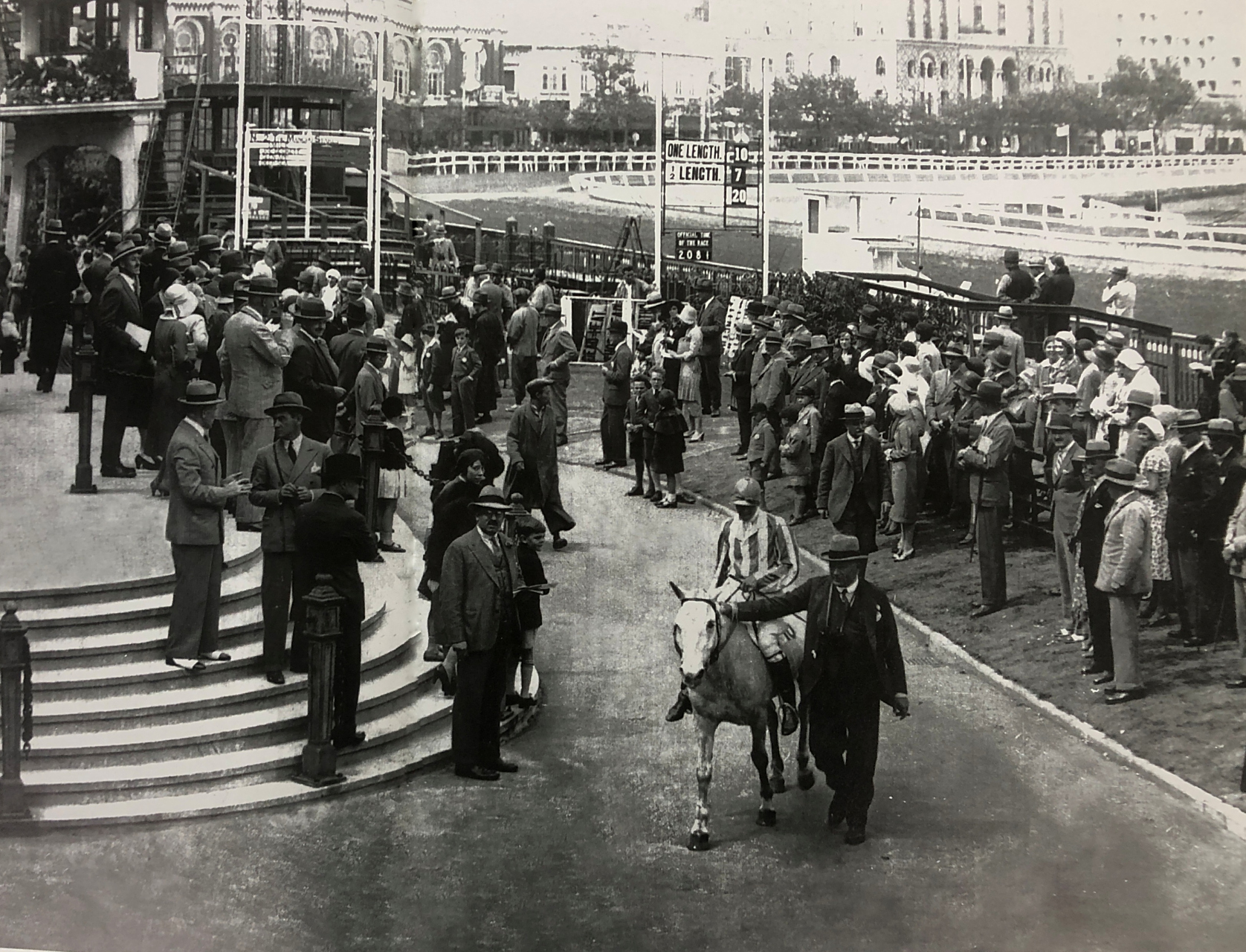 1930年上海跑马场,赛后马匹被牵离跑道  1930年上海跑马场,赛后马匹被