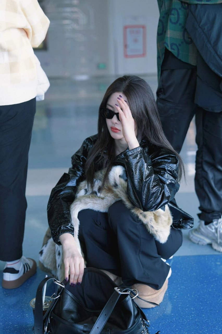 杨超越私服随拍皮草配雪地靴  杨超越近日展示了一套私人服装穿搭,她