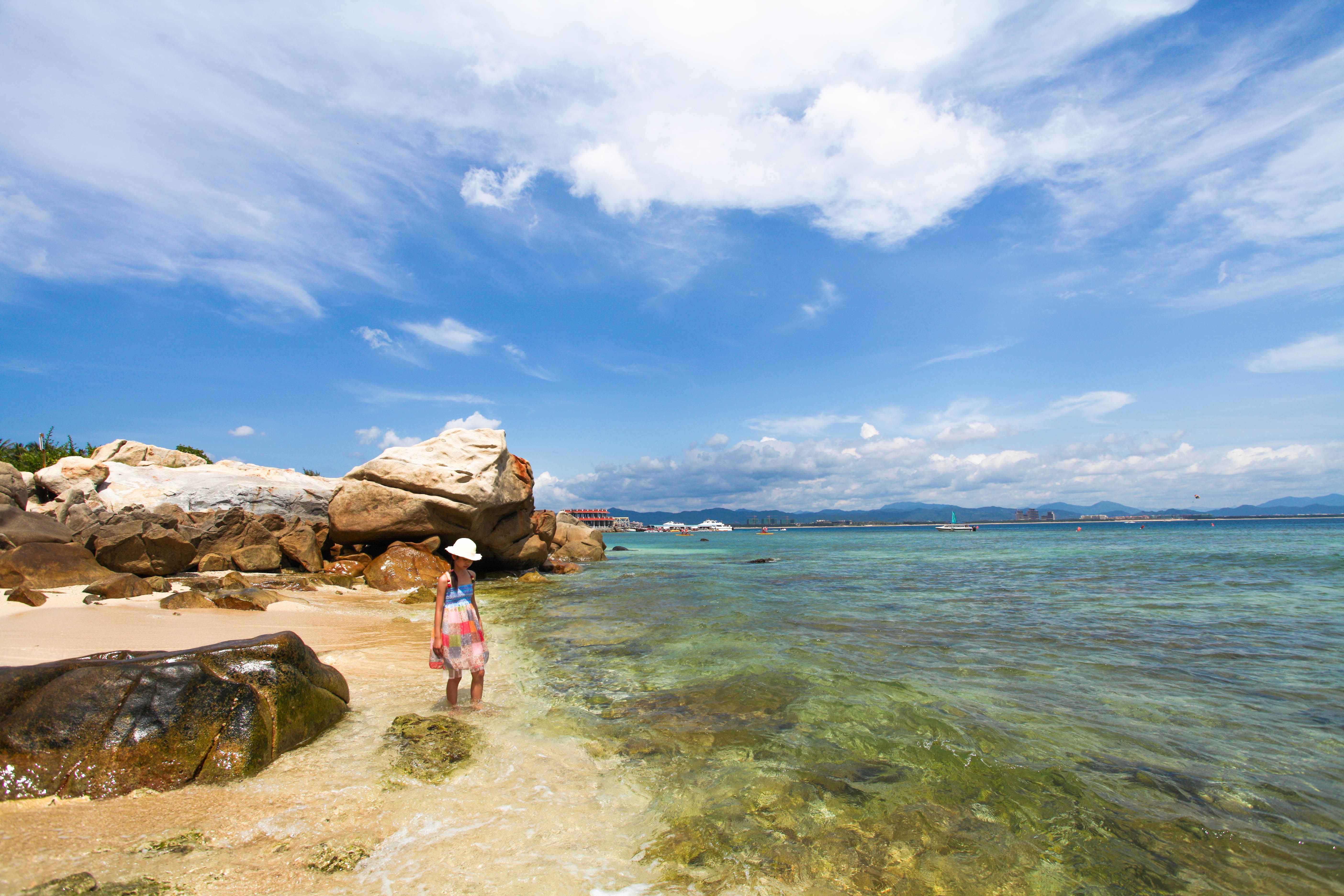 这个座落于海南三亚海棠湾的小岛便成了家喻户晓的度假及蜜月圣地