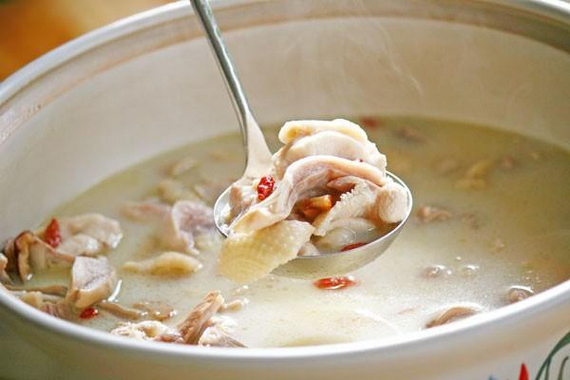 99竹荪猪肚鸡的做法99  99竹荪猪肚鸡是一道以竹荪,猪肚和鸡肉