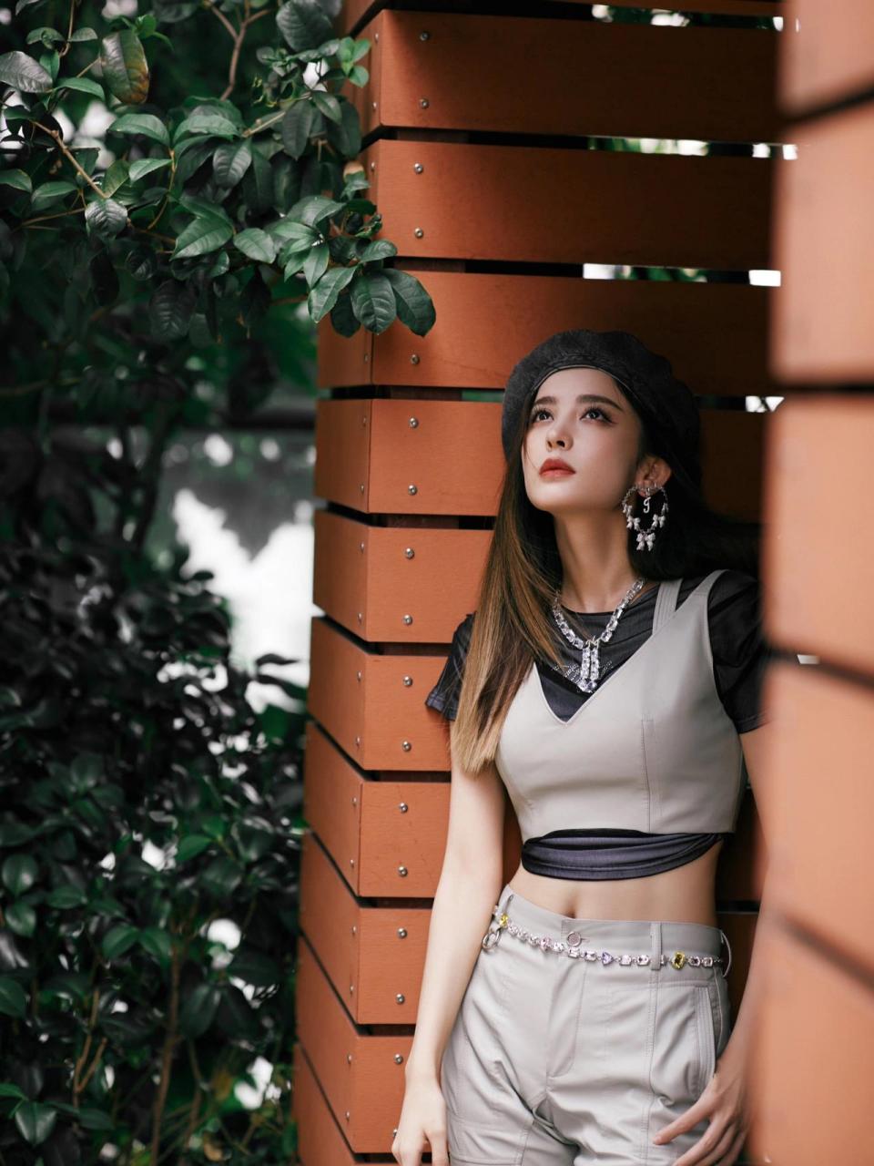 女明星私服爱豆同款穿搭 look: t恤: didu 背心&皮裤: privatepolicy