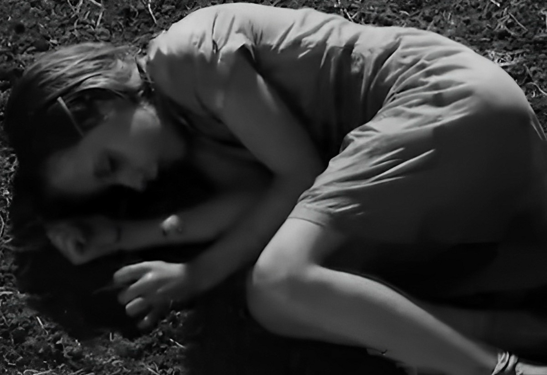 1944年 ,德军准备枪杀一个小女孩,有个名叫斯内德的士兵被安排执行这