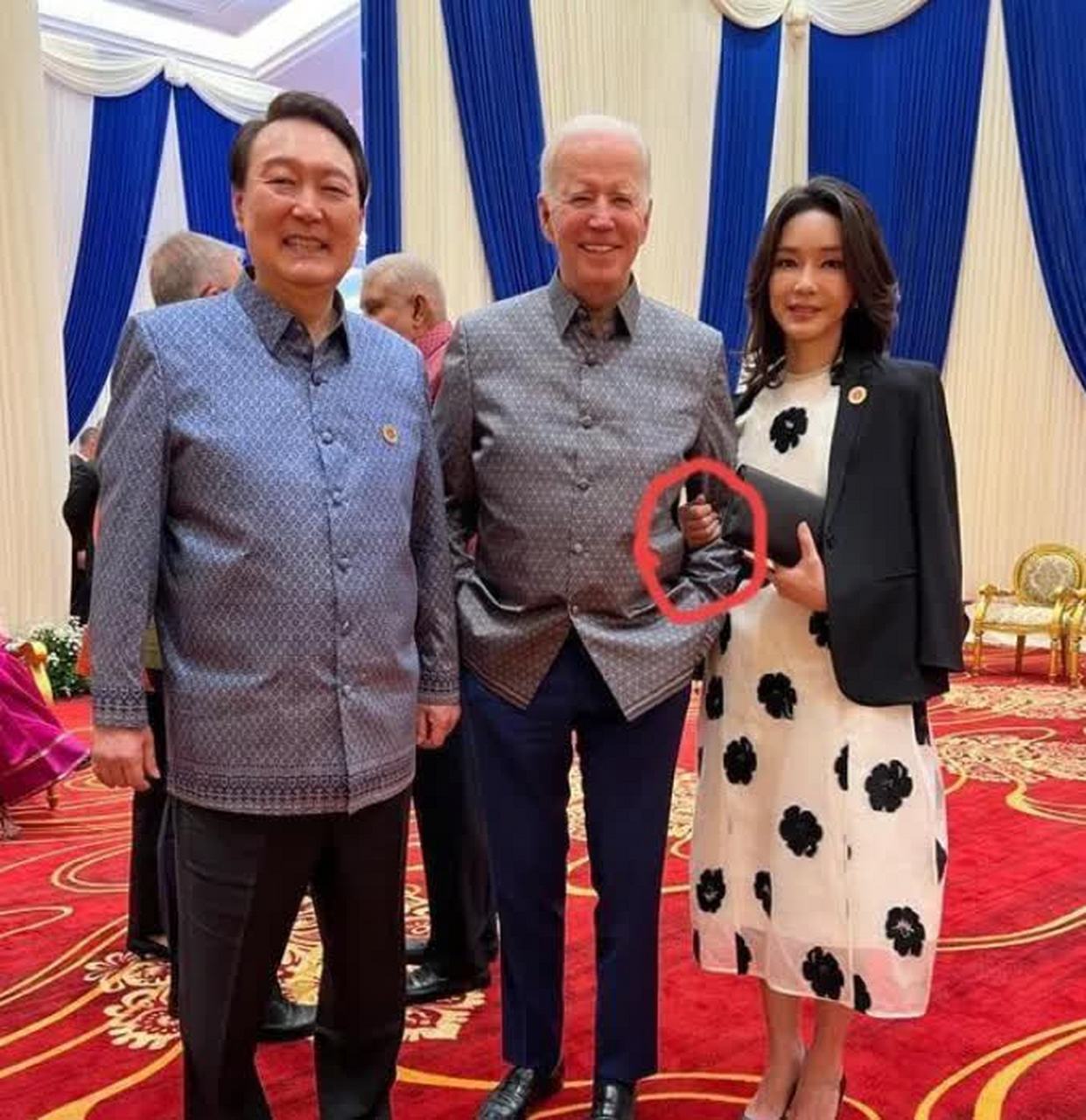 东盟峰会晚宴上,韩国总统夫人金健熙挽着拜登手臂=合影,唯独留下了她