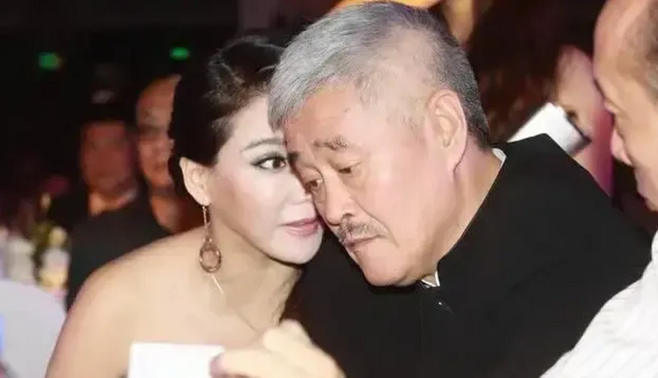 2009年,赵本山将关婷娜喊到办公室悄声说道:"小关啊,我想让你做我的