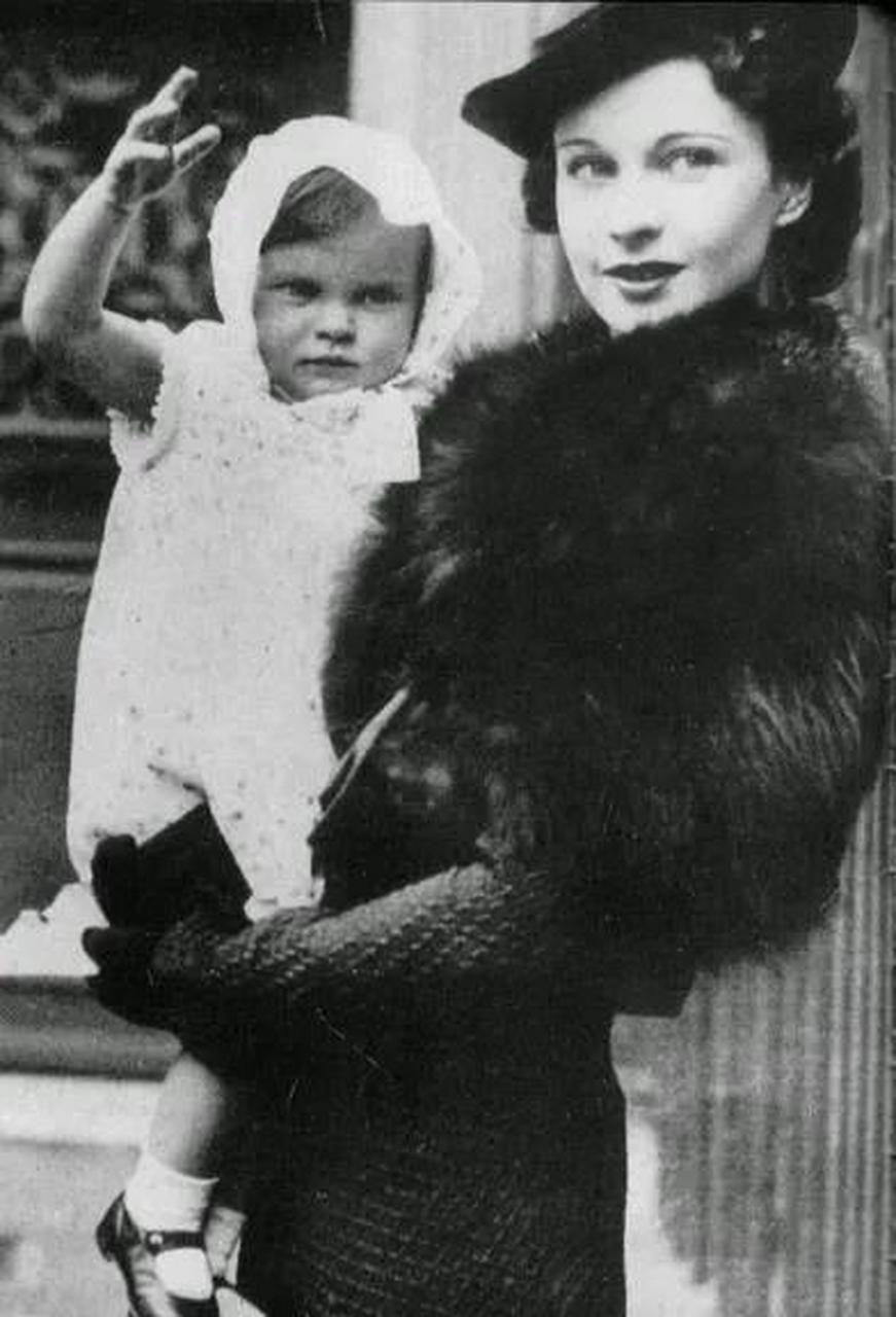 gif创作人# 费雯丽女儿苏珊娜整容式衰老,年轻的时候容貌不及母亲的