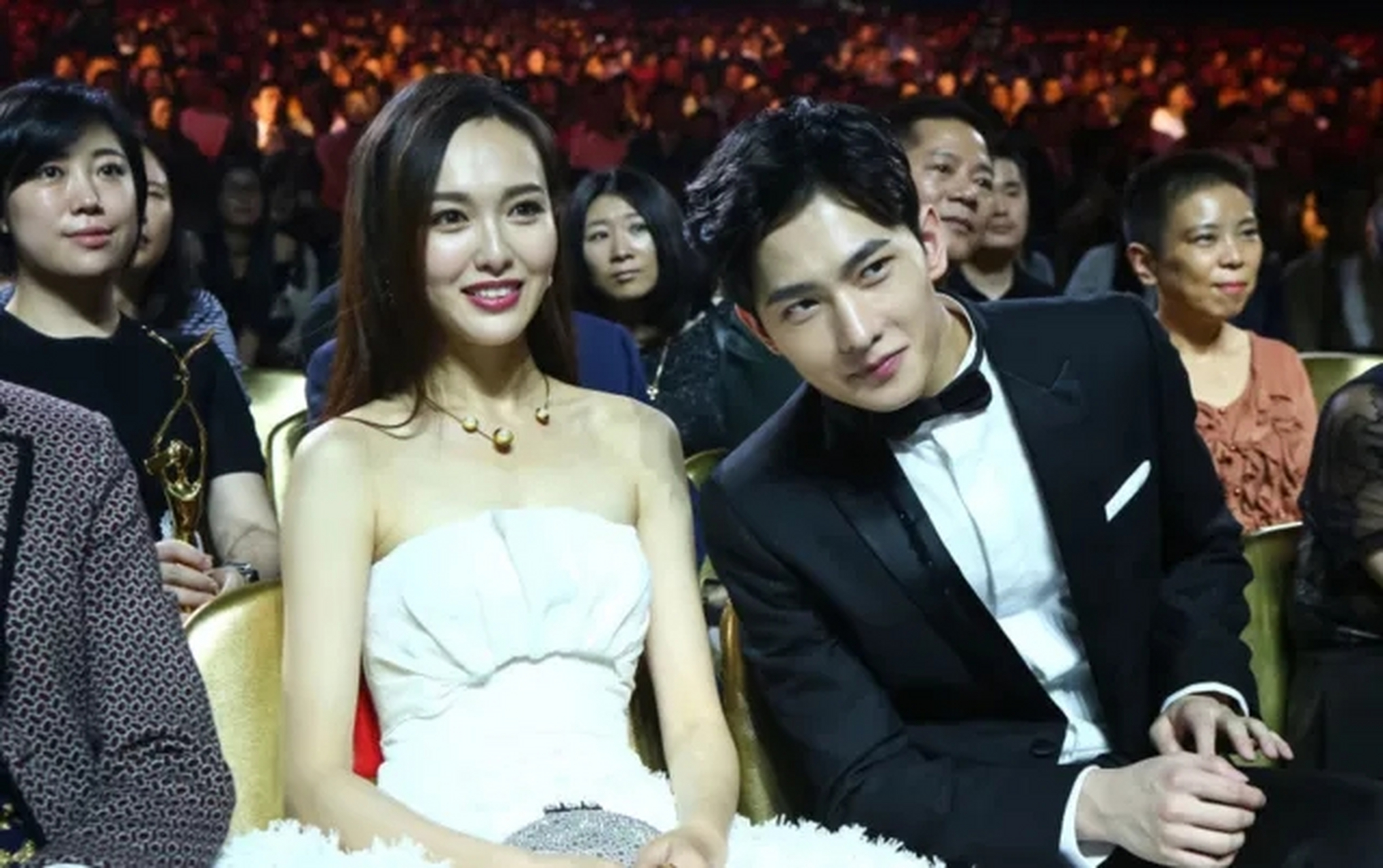 唐嫣杨洋在金鹰节颁奖晚会上,一个是捂着脸表示很害羞,一个是拿手捏着