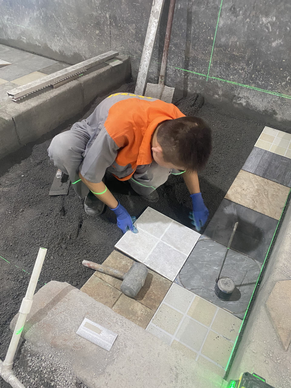 美思天辰#贴瓷砖培训学校,学员正在练习瓷砖铺贴,想学习的可以实地