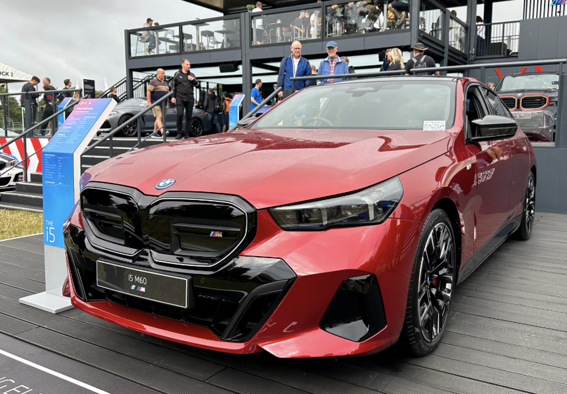 宝马全新i5的红色车型(m60 xdrive),居然出红色的了,大老爷们开么?