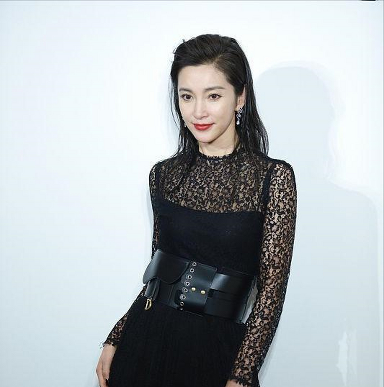 相信你看了李冰冰蕾丝服饰穿搭之后,会有不一样的收获,感兴趣的话