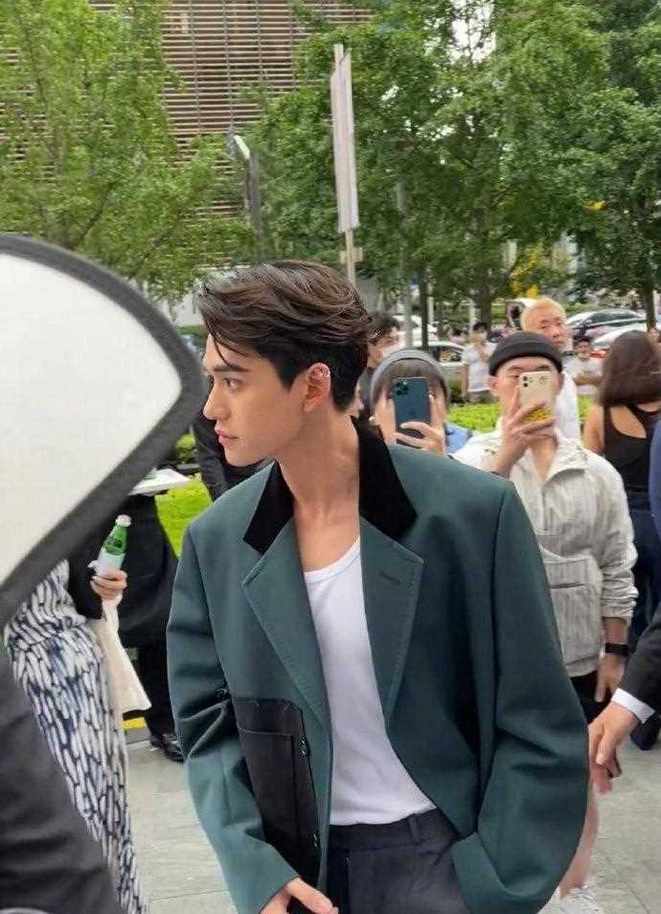 黄旭熙生图好帅啊,[good] 帅而自知的黄旭熙,侧颜好贵气![围观]