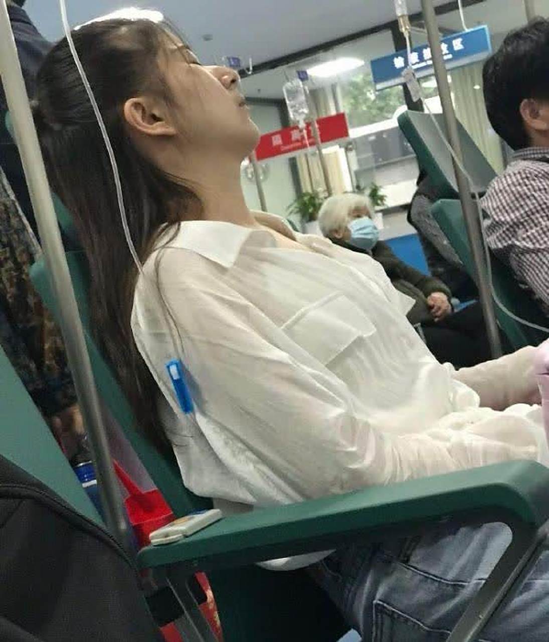 我怎样才能和旁边正在自然输液的女孩搭讪呢?[鄙视]