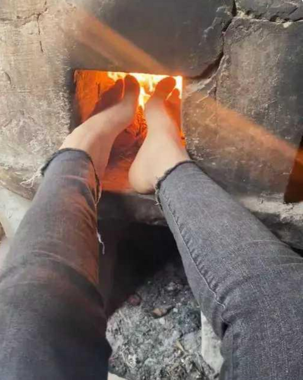 脚湿了,让我烤一下.