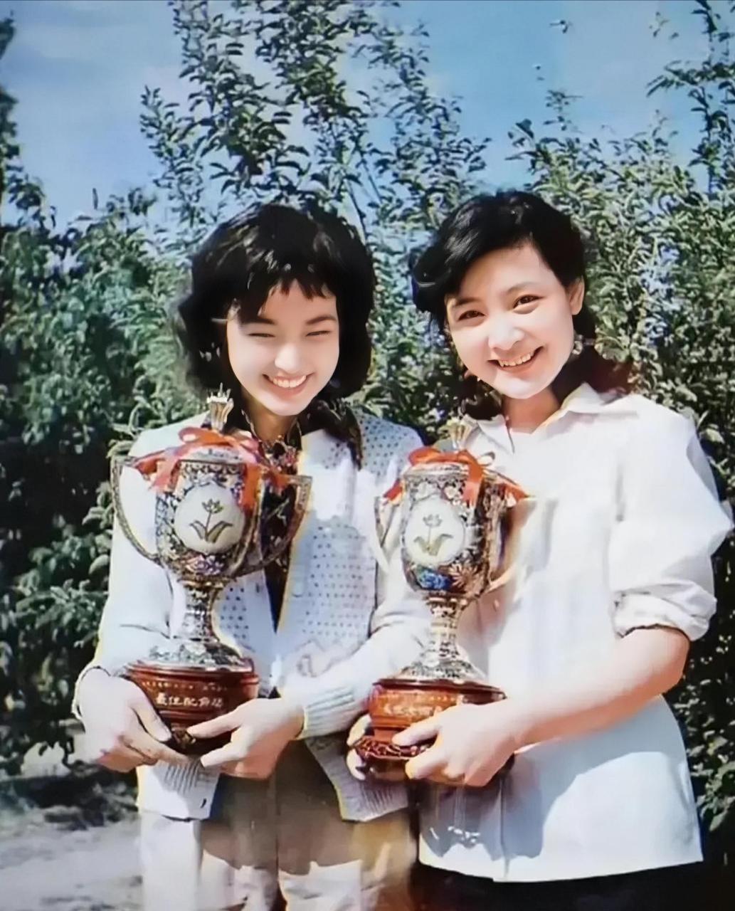 1978年,刘晓庆与陈冲的合影因电影《小花儿》获得百花奖!